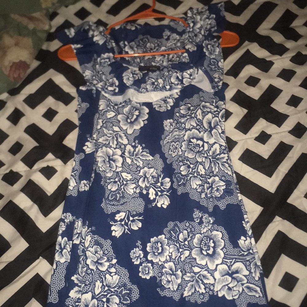 BLUE AND WHITE FLORAL MAXI DRESS